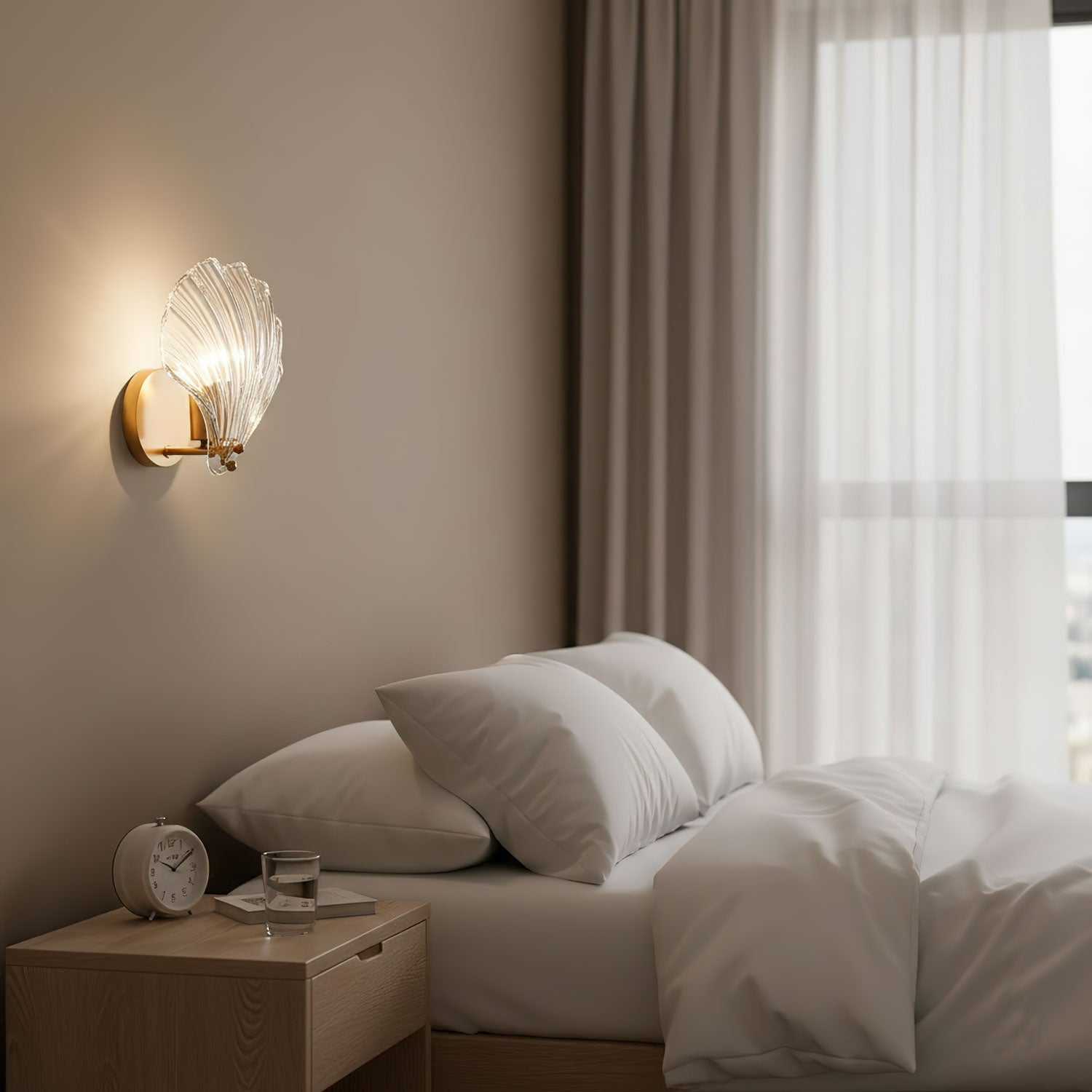 Aplica de perete cu finisaj din alamă și carcasă, compatibilă cu LED-uri