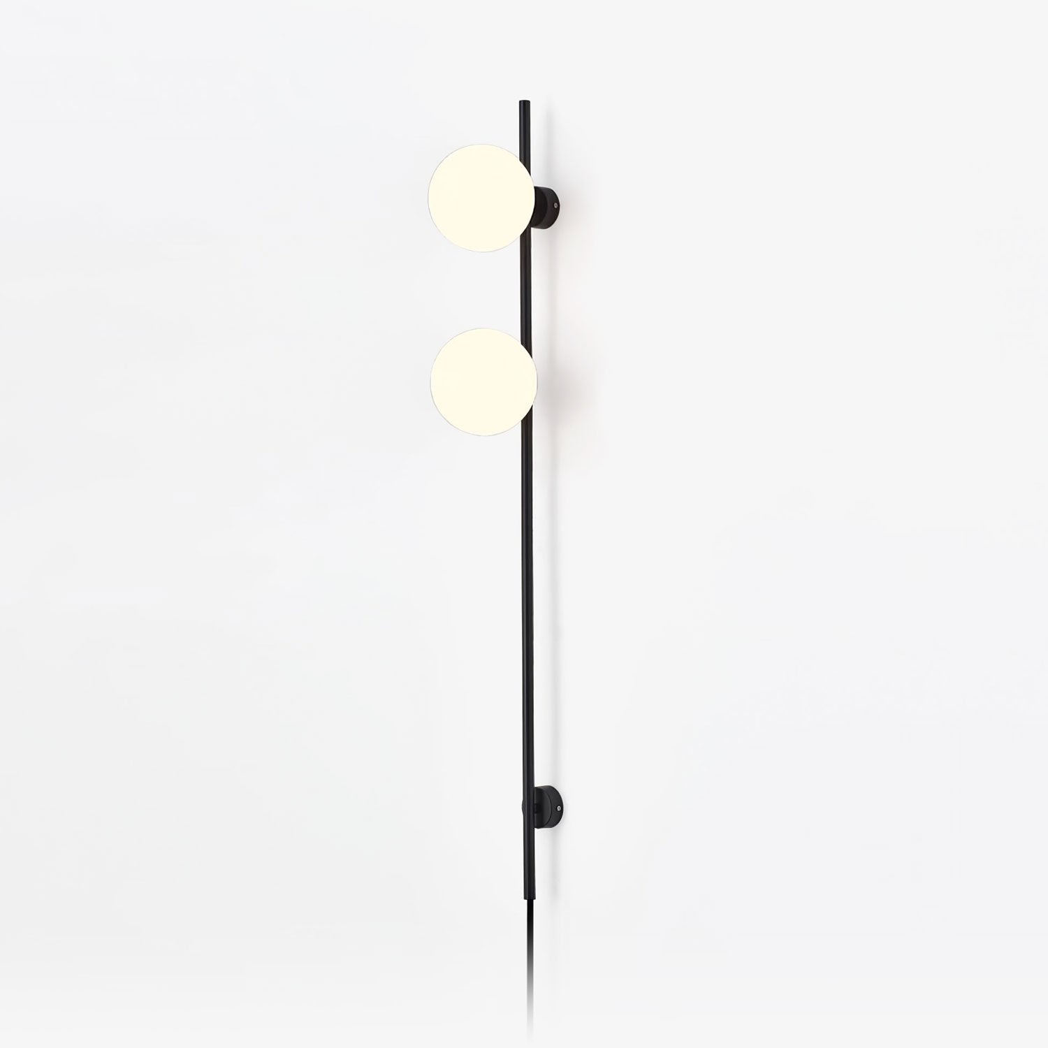 Elegantní LED nástěnné svítidlo s bílým sklem a černým kovovým rámem