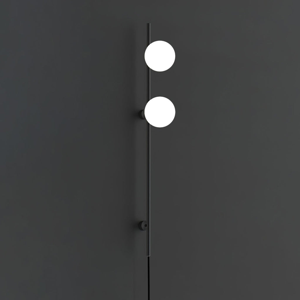 Elegantní LED nástěnné svítidlo s bílým sklem a černým kovovým rámem