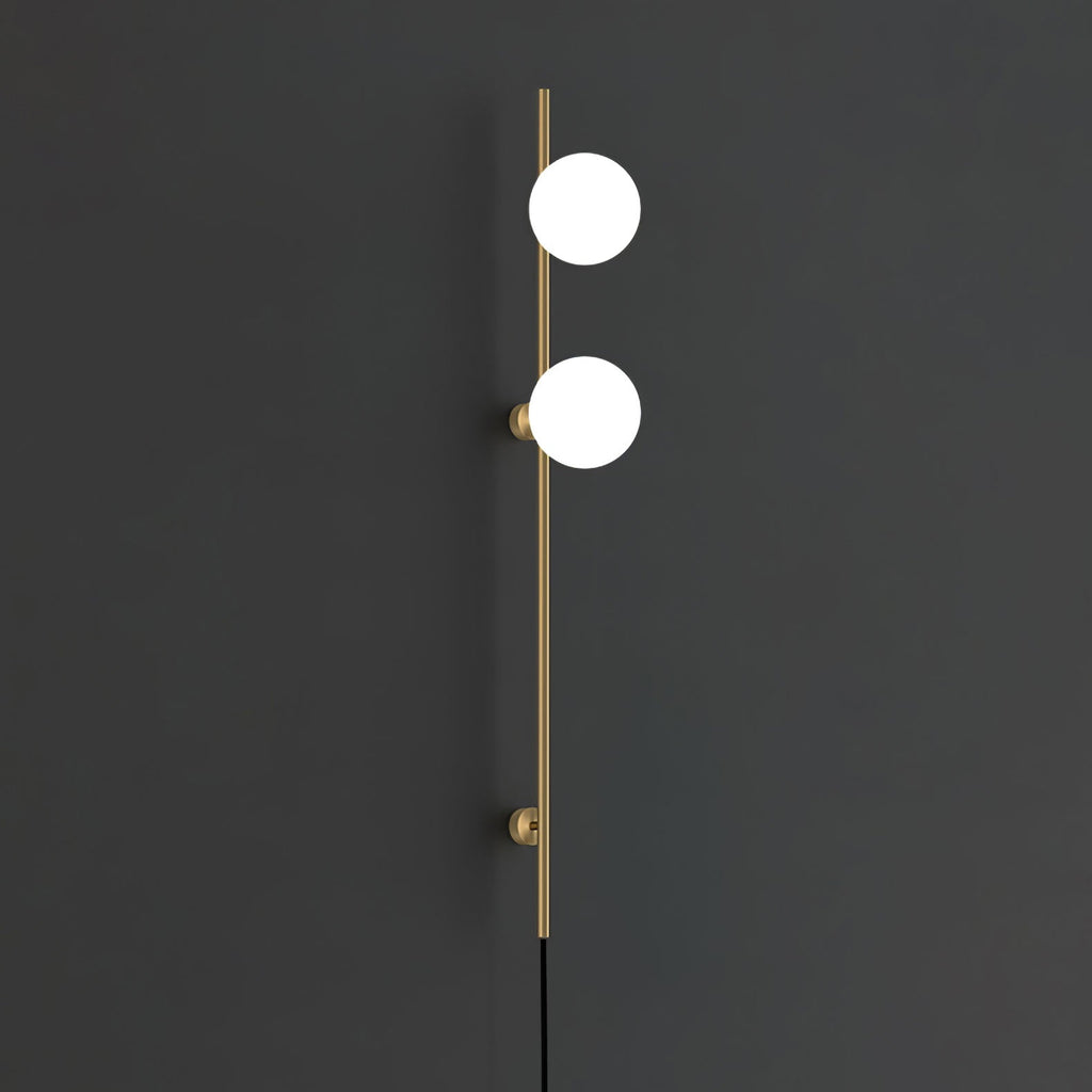 Elegantní LED nástěnné svítidlo s bílým sklem a černým kovovým rámem
