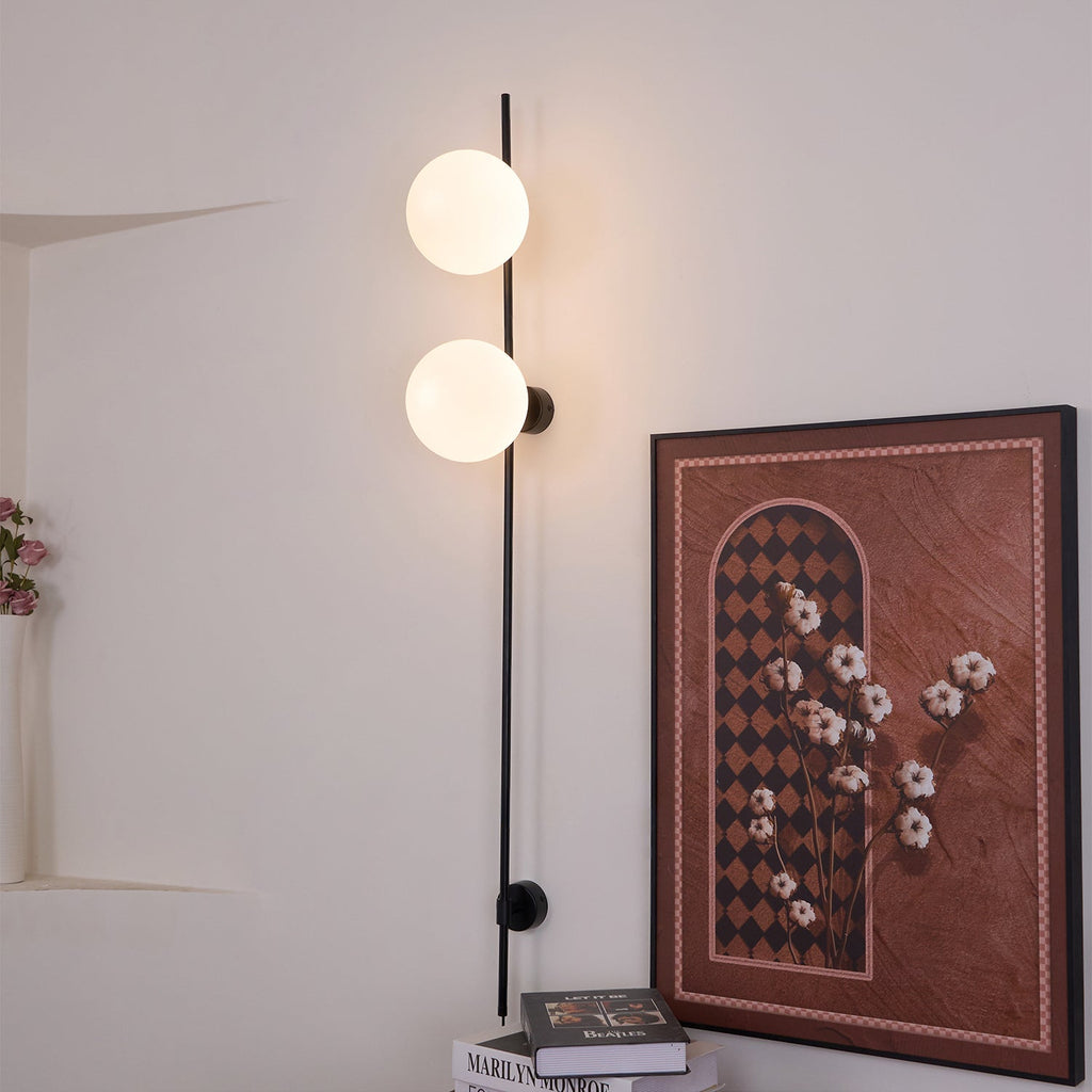 Elegantní LED nástěnné svítidlo s bílým sklem a černým kovovým rámem
