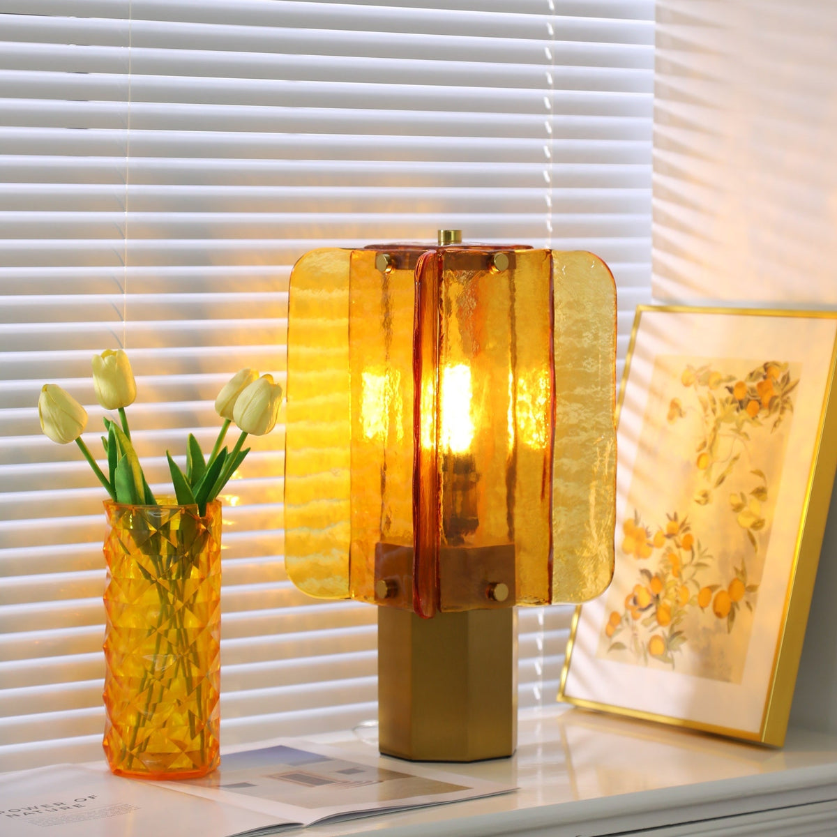 Goldene Ray Amber Glas Lampe Tisch mit Gold-Finish – MeowButter