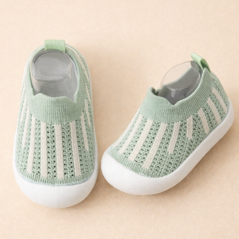 Lightweight Kids Sneakers — Breathable Mesh Upper, Non-Slip Sole