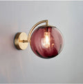 Lampada da parete moderna con sfera di vetro | Design in ottone e vetro colorato | Meowbutter