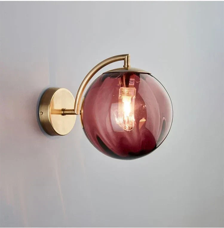 Lampada da parete moderna con sfera di vetro | Design in ottone e vetro colorato | Meowbutter