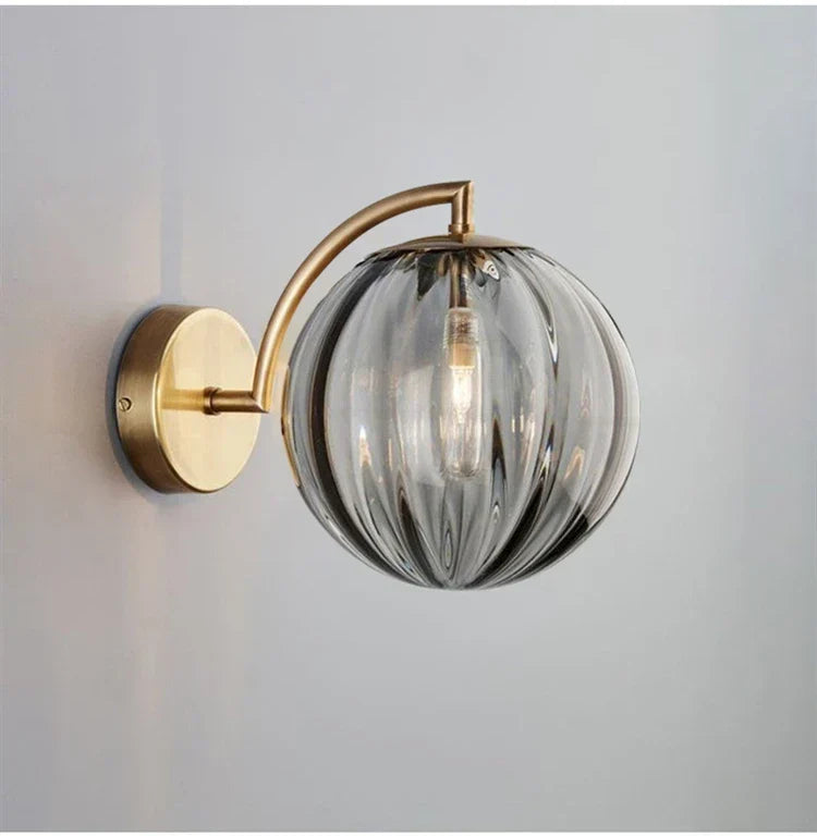 Lampada da parete moderna con sfera di vetro | Design in ottone e vetro colorato | Meowbutter