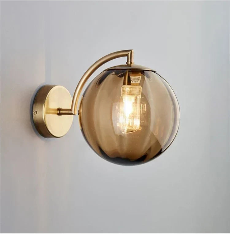 Lampada da parete moderna con sfera di vetro | Design in ottone e vetro colorato | Meowbutter