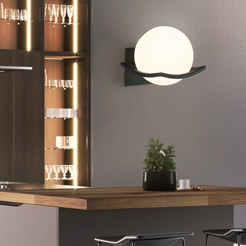 Lampada da parete Makar | Applique moderna con globo in vetro europeo | Meowbutter
