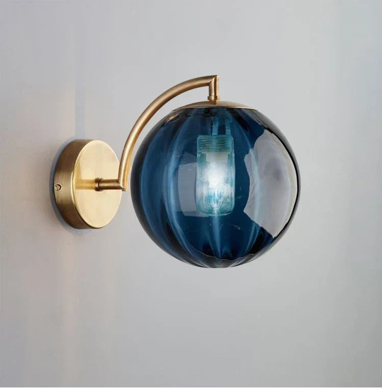 Lampada da parete moderna con sfera di vetro | Design in ottone e vetro colorato | Meowbutter