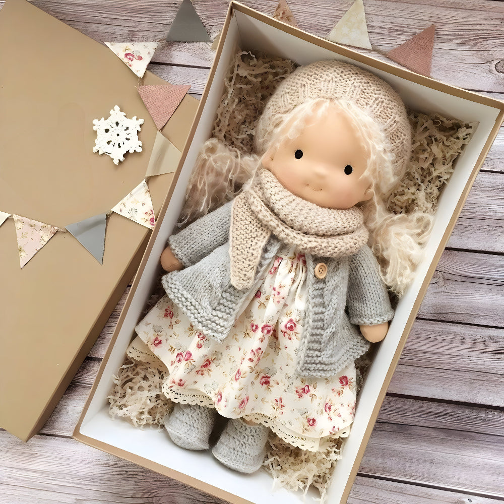 Handgefertigte Stoffpuppe für fantasievolles Spielen, Geschenkbox | Meowbutter