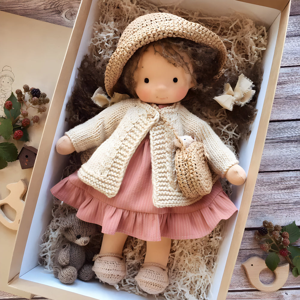 Handgefertigte Stoffpuppe für fantasievolles Spielen, Geschenkbox | Meowbutter