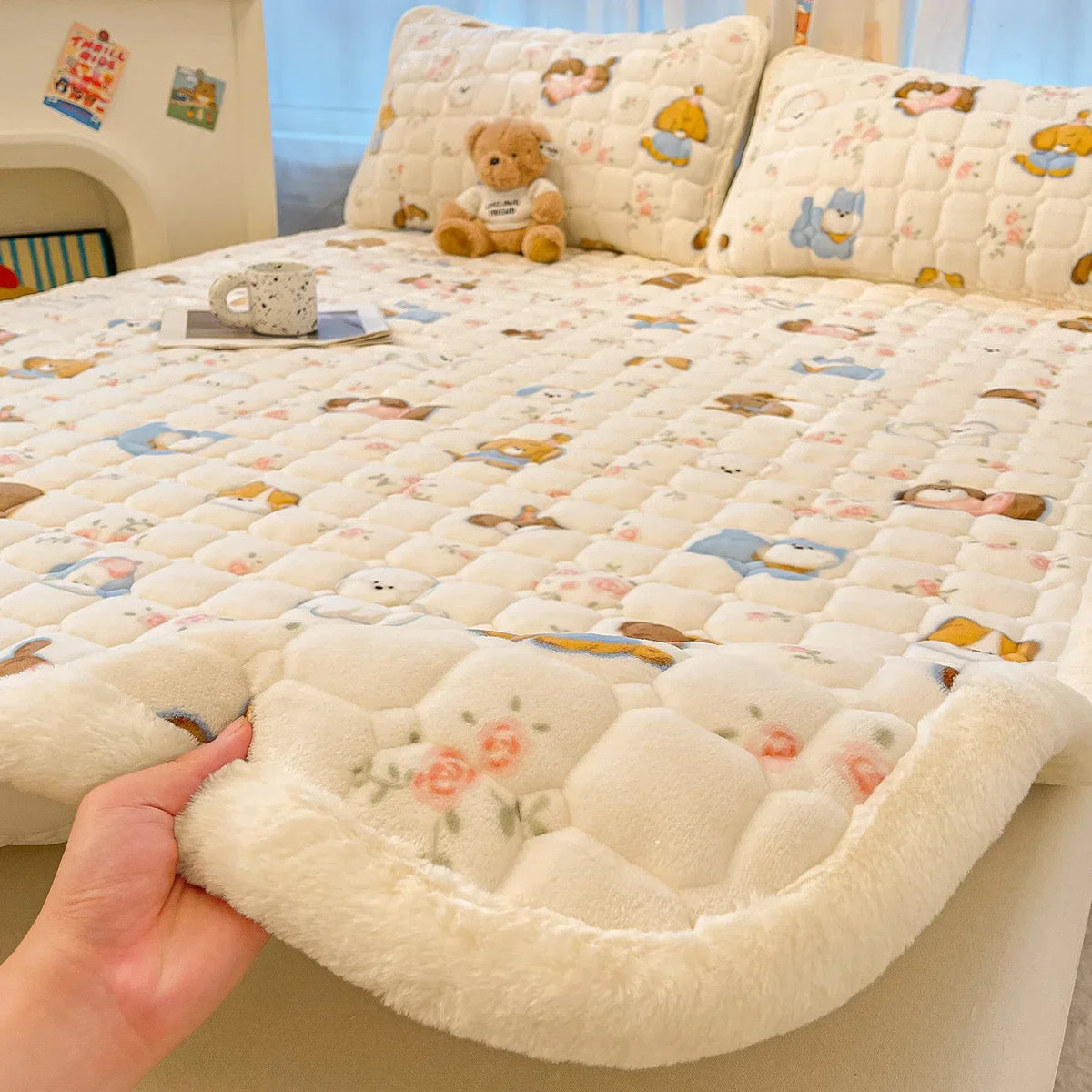 Matracová podložka Cozy Dreams pro děti — fialová, roztomilý kreslený motiv, prošívaná výplň