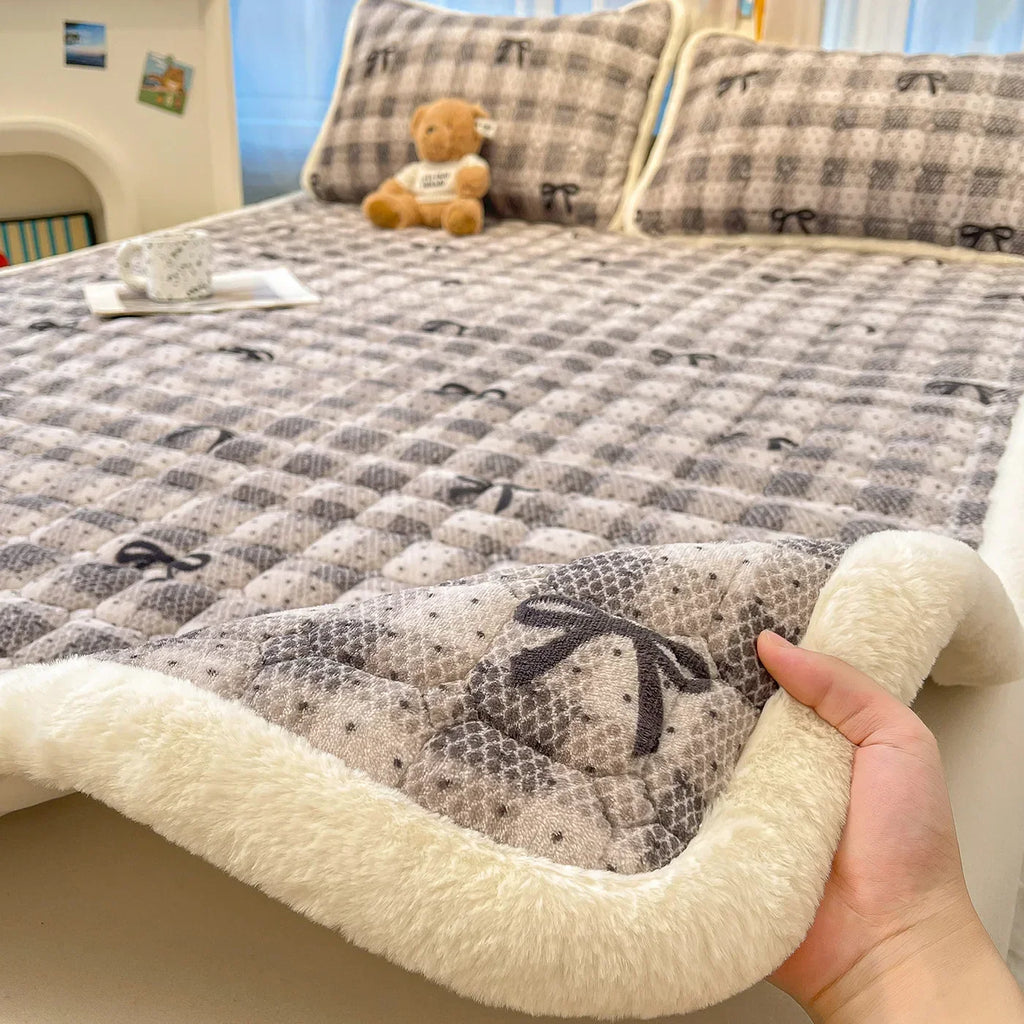 Matracová podložka Cozy Dreams pro děti — fialová, roztomilý kreslený motiv, prošívaná výplň