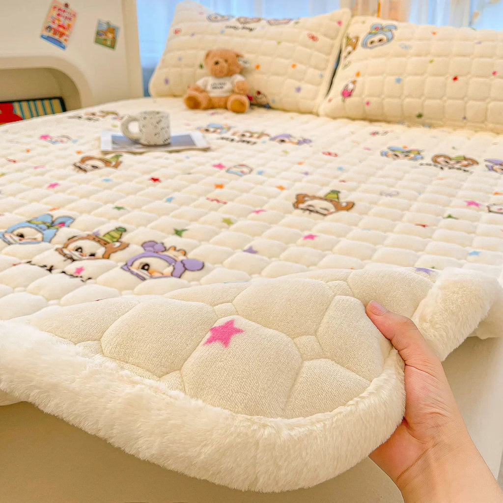 Matracová podložka Cozy Dreams pro děti — fialová, roztomilý kreslený motiv, prošívaná výplň