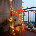 LED světelný řetěz na okenní rám — teplá bílá, s předem připevněnými látkovými ozdobami