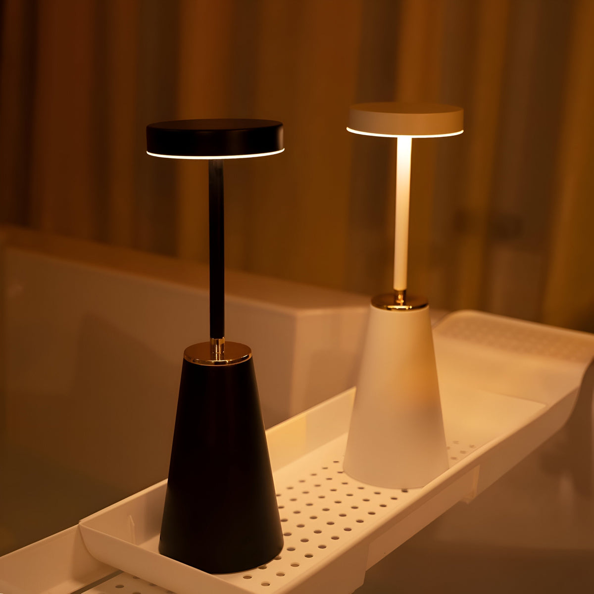 Bezdrátová dobíjecí stolní LED lampa — matné kovové tělo, dotykové ovládání, kovové lemování