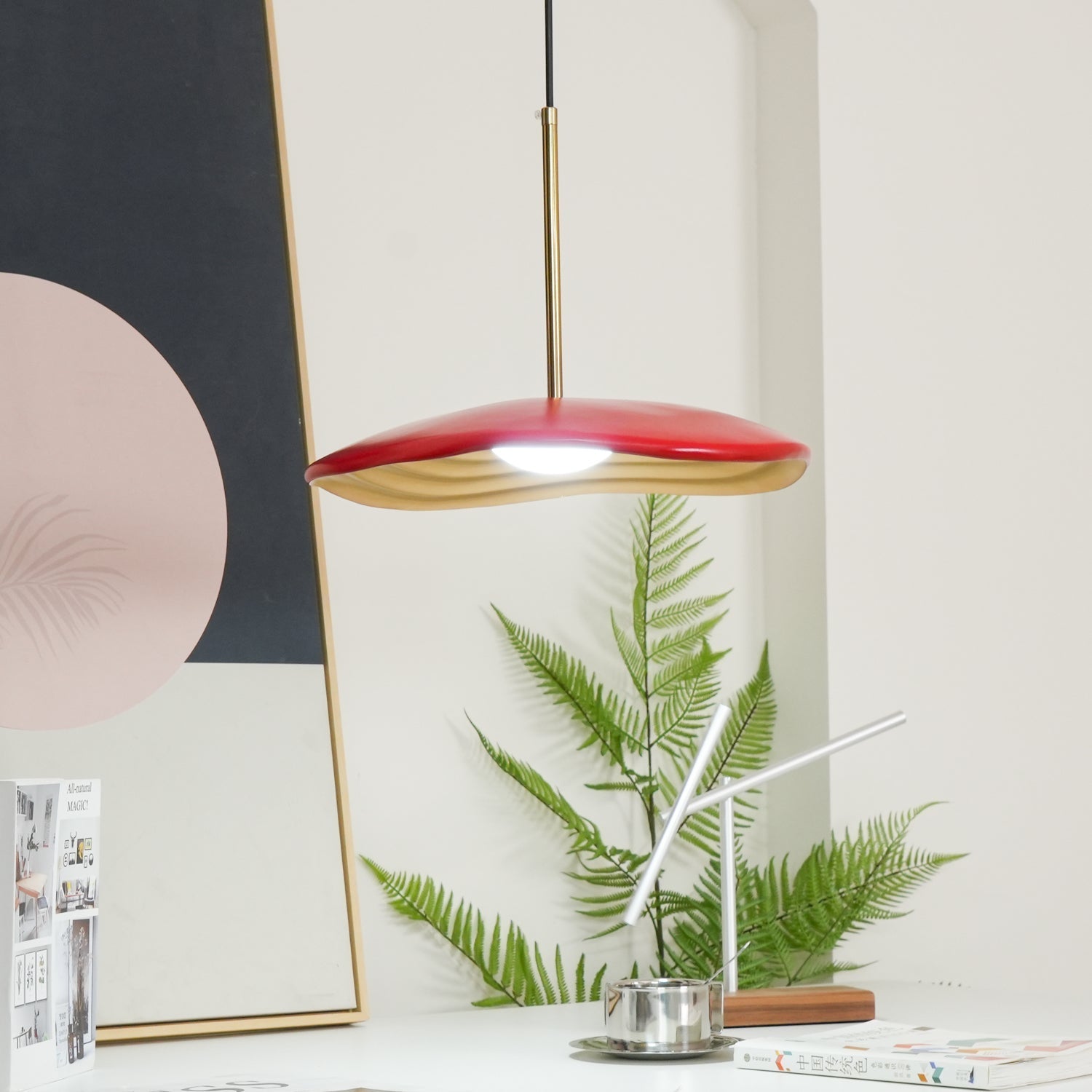 Japandi-stil pendel med integreret LED og justerbar højde