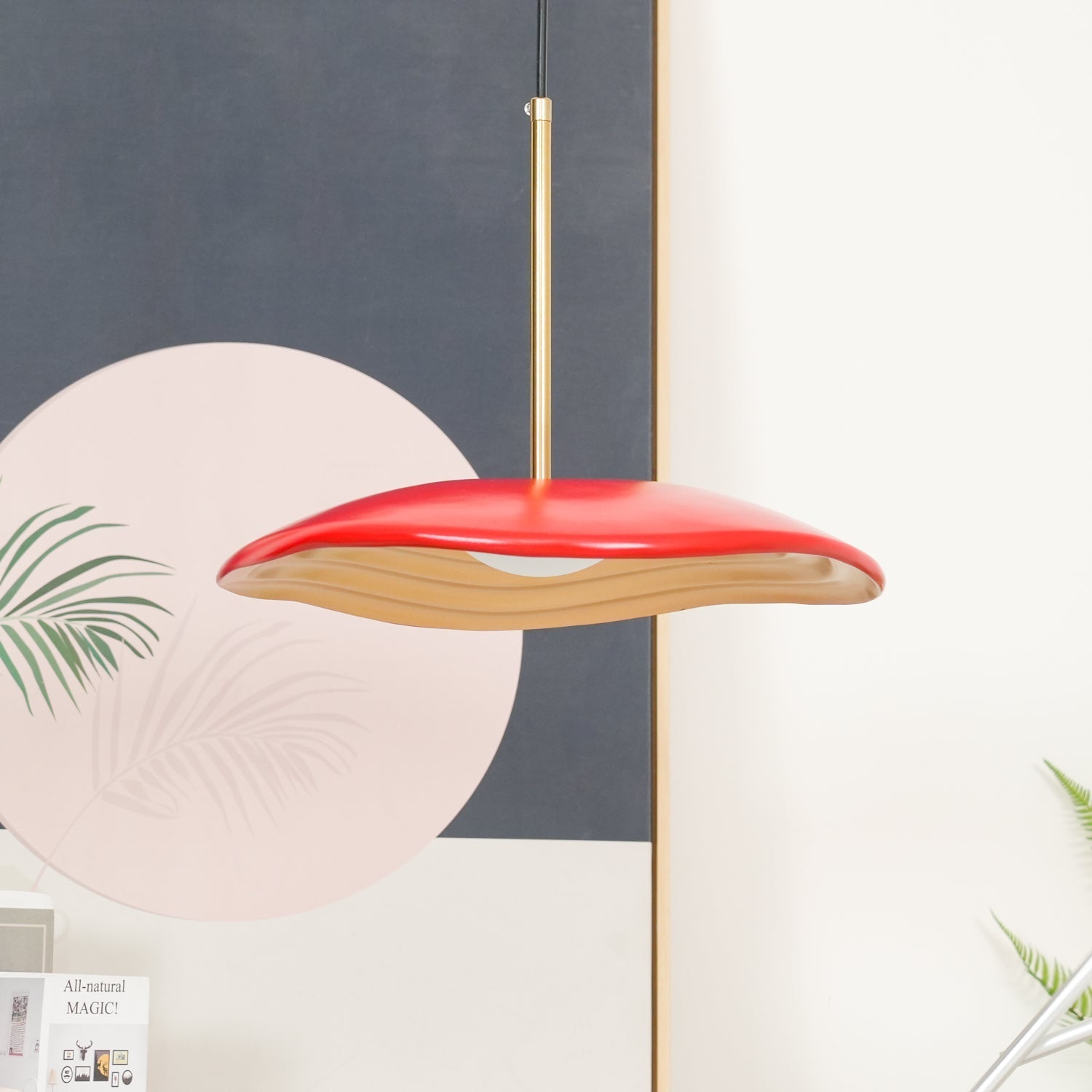 Japandi-stil pendel med integreret LED og justerbar højde