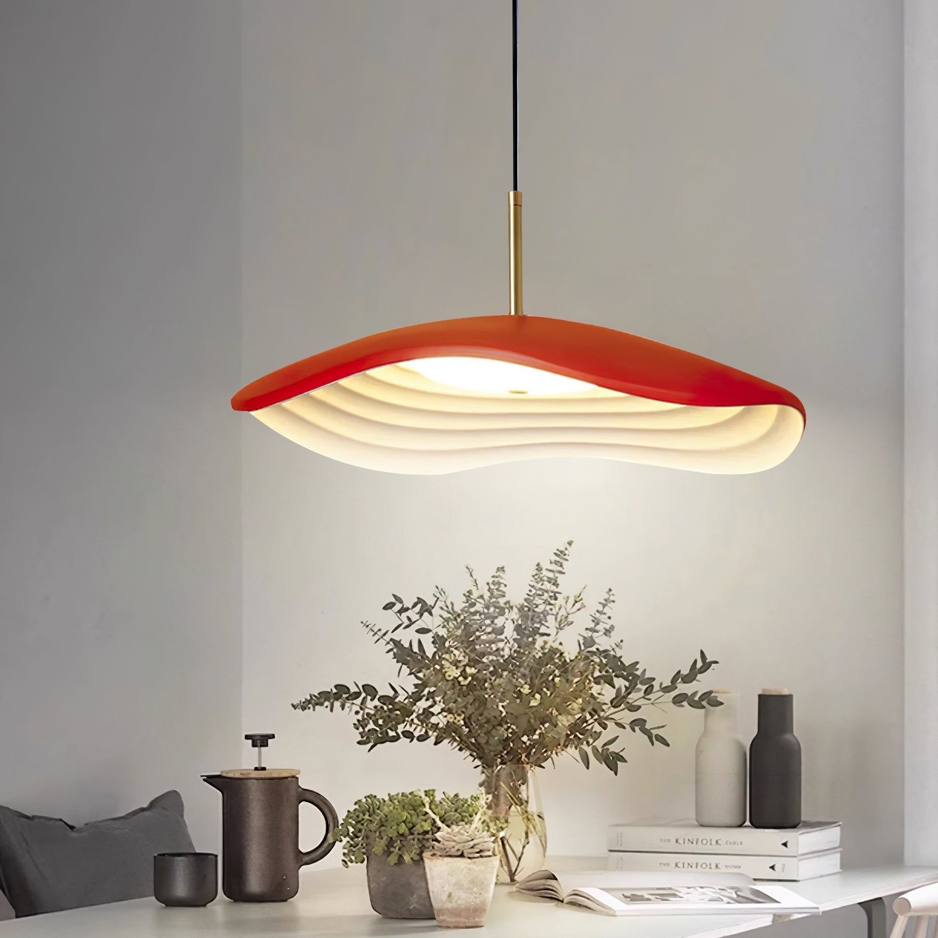Japandi-stil pendel med integreret LED og justerbar højde
