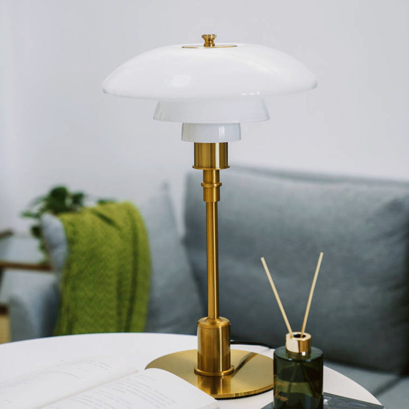 Skrivbordslampa med dansk design — minimalistisk skulpterad fot, varm stämningsbelysning