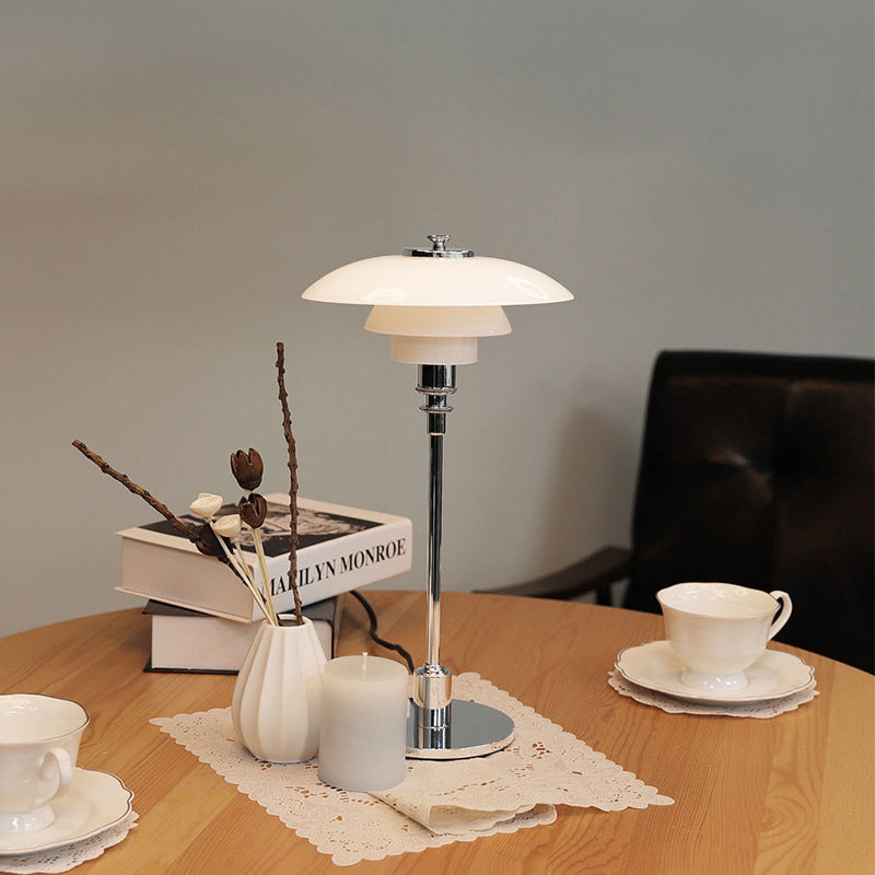 Skrivbordslampa med dansk design — minimalistisk skulpterad fot, varm stämningsbelysning