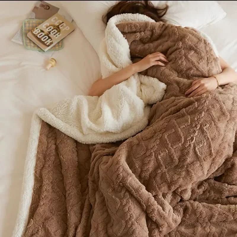 Manta cálida de lana de cordero para noches de relax | meowbutter