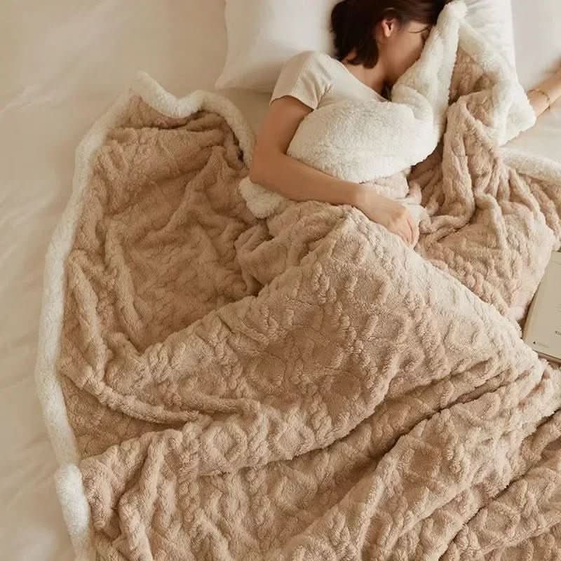 Manta cálida de lana de cordero para noches de relax | meowbutter