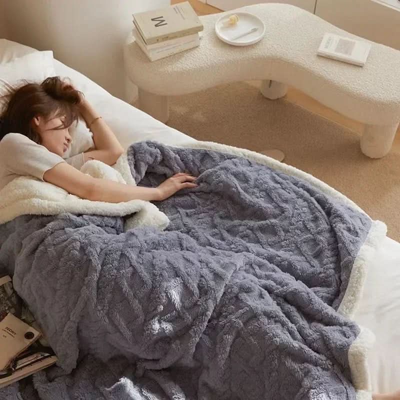 Manta cálida de lana de cordero para noches de relax | meowbutter