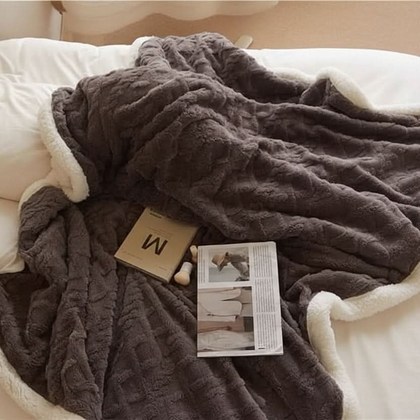 Manta cálida de lana de cordero para noches de relax | meowbutter