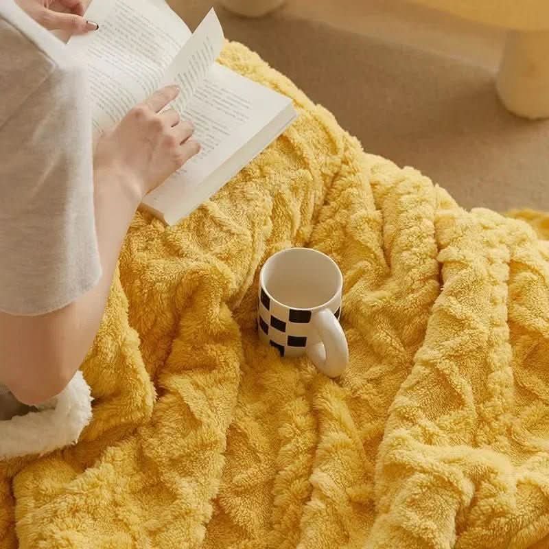 Manta cálida de lana de cordero para noches de relax | meowbutter