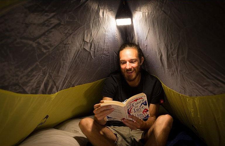 Ładowana latarnia LED — moc 12-Watt, długi czas pracy na baterii