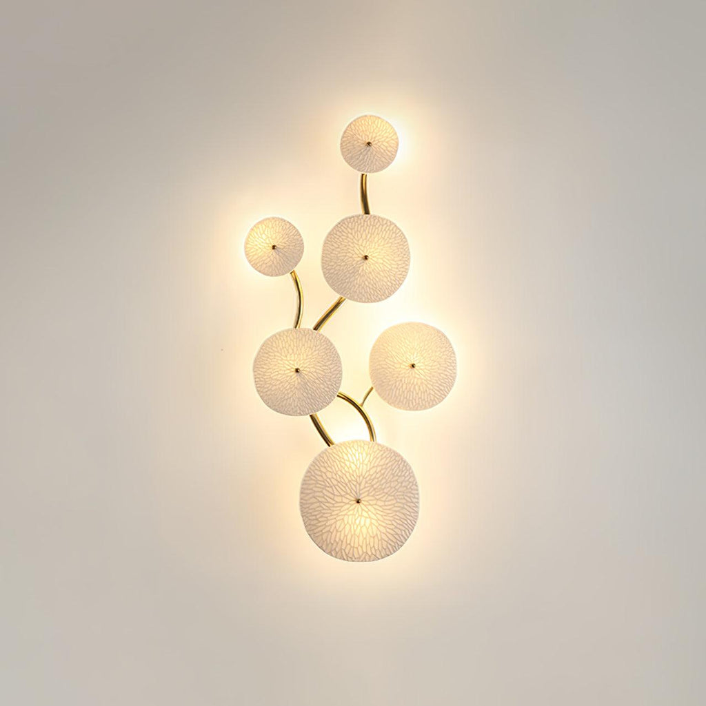 Nástěnné světlo Lotus Petal s keramickými okvětními lístky a kovovým rámem, vnitřní nástěnná lampa
