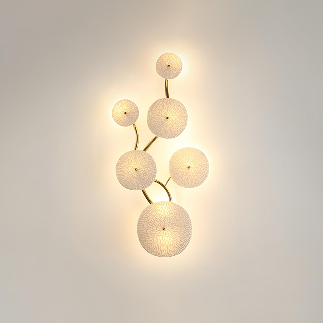 Nástěnné světlo Lotus Petal s keramickými okvětními lístky a kovovým rámem, vnitřní nástěnná lampa