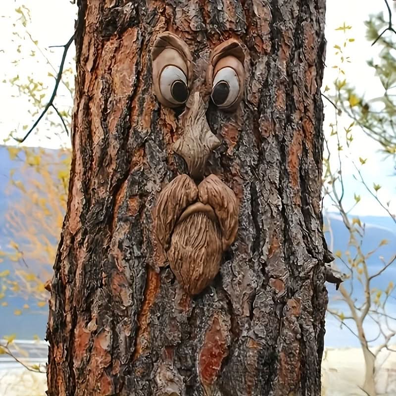 Adorno de cara de árbol caprichoso diseñado para aportar un carácter juguetón al exterior. | meowbutter