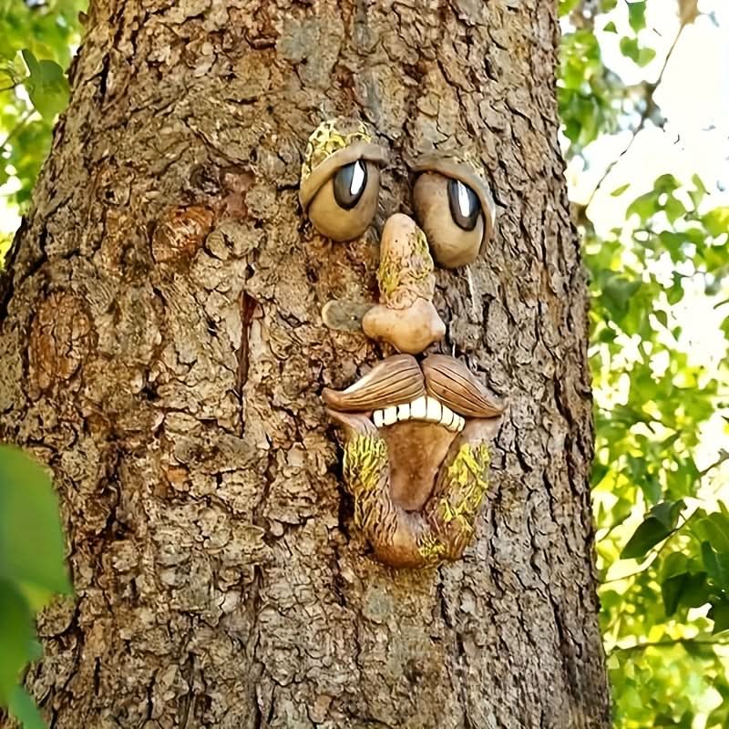 Adorno de cara de árbol caprichoso diseñado para aportar un carácter juguetón al exterior. | meowbutter