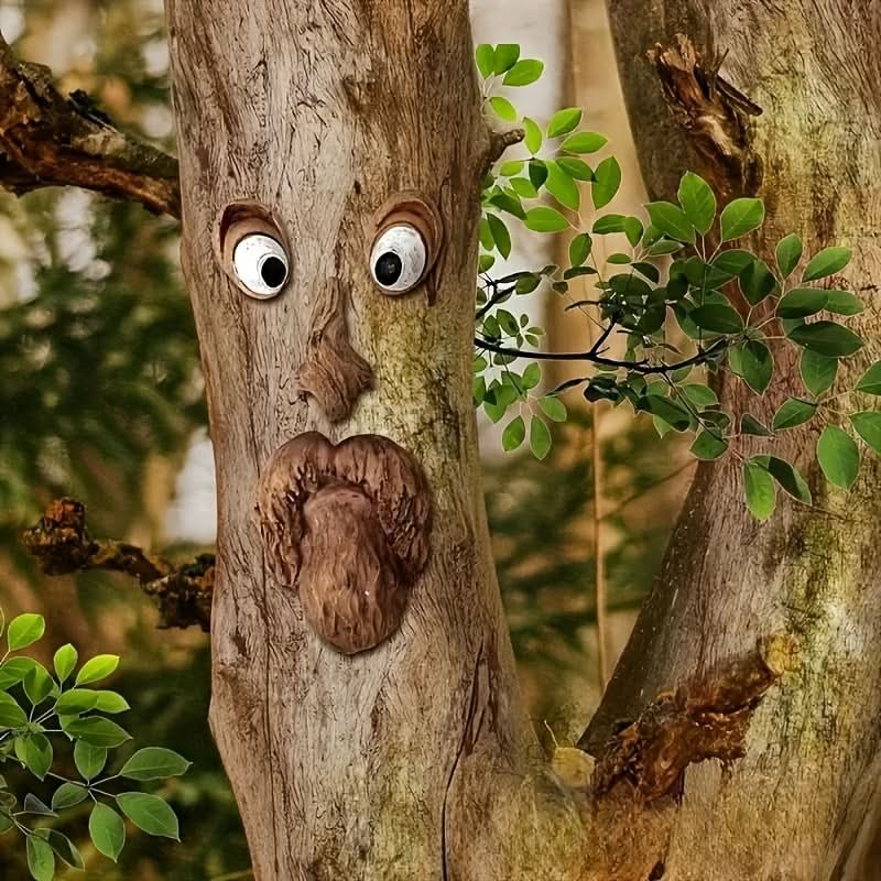 Adorno de cara de árbol caprichoso diseñado para aportar un carácter juguetón al exterior. | meowbutter