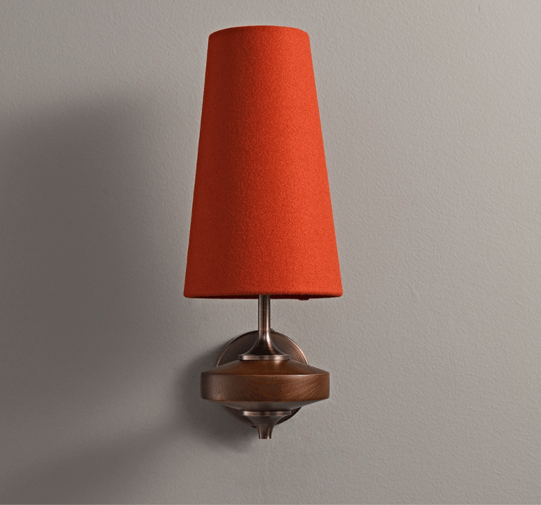 Væglampe med træfinish i mid-century modern stil med to skærme