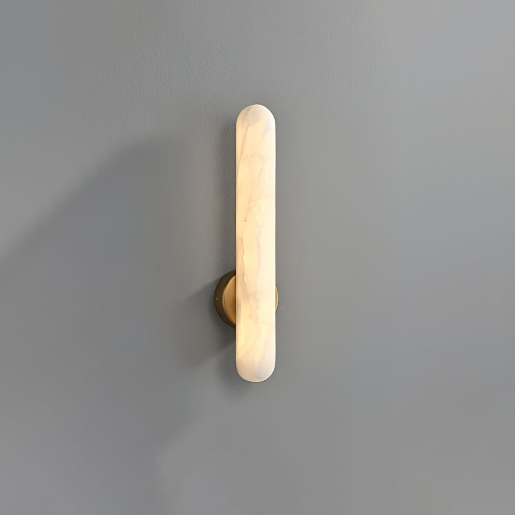 Aplique de pared elegante con LED de alabastro y acabado en latón