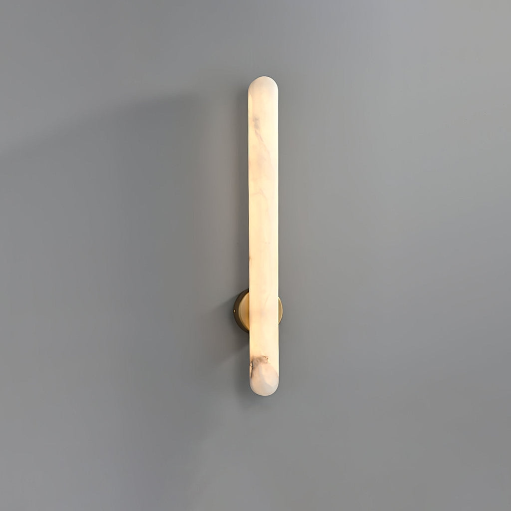 Aplique de pared elegante con LED de alabastro y acabado en latón