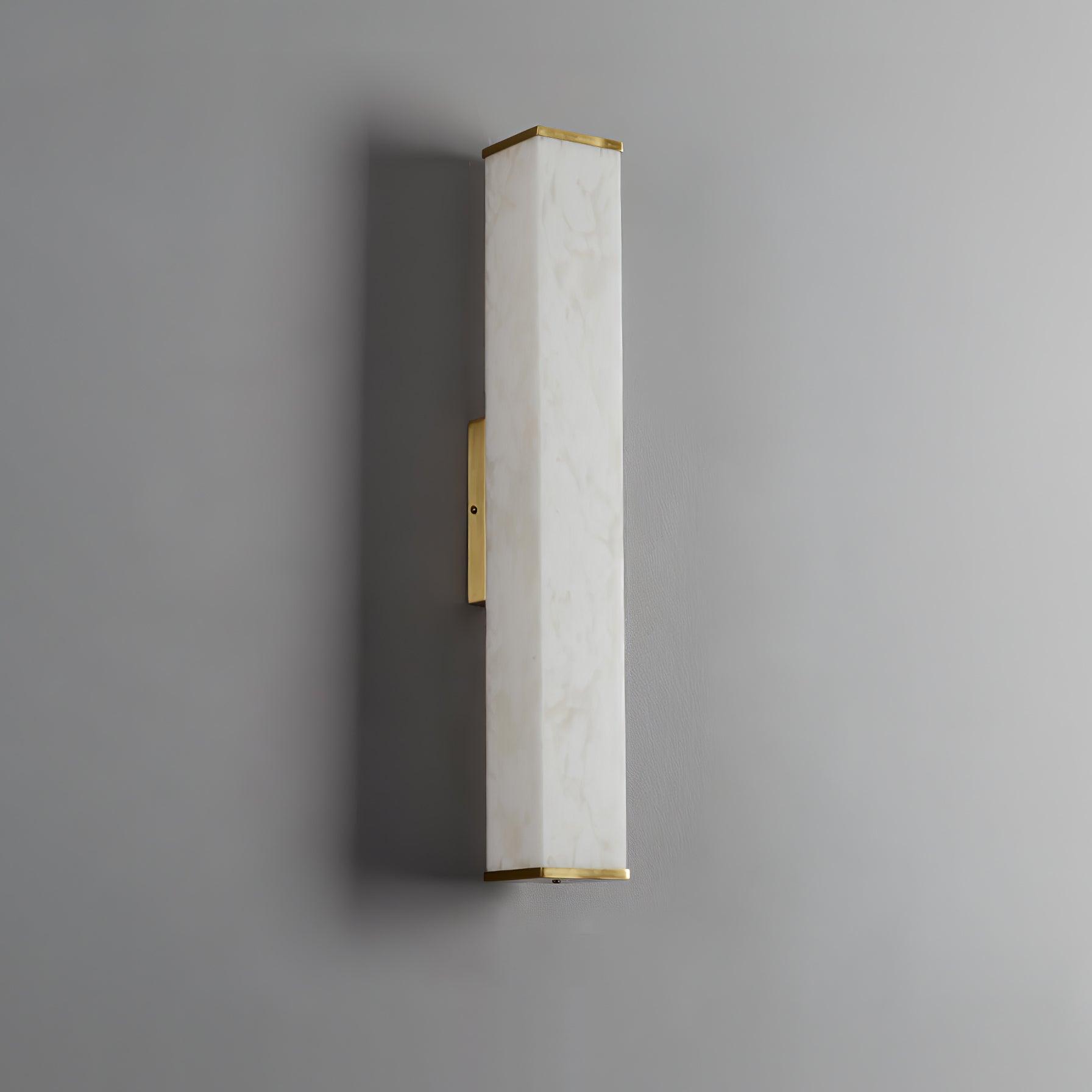 Applique da parete in ottone con LED e paralume in alabastro per interni moderni