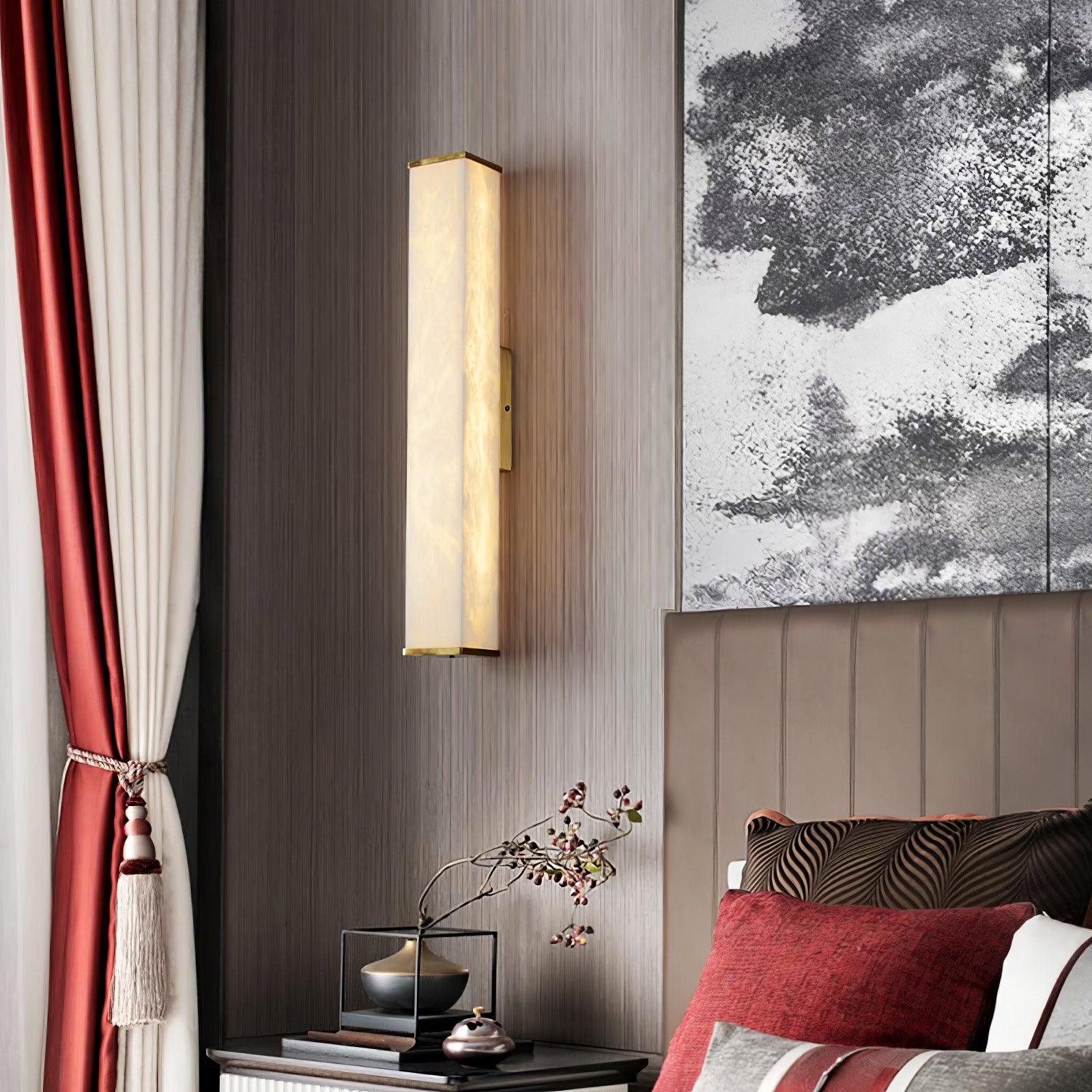 Applique da parete in ottone con LED e paralume in alabastro per interni moderni