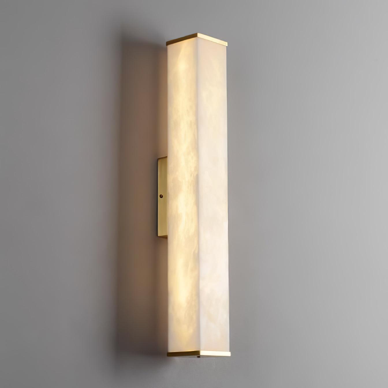 Applique da parete in ottone con LED e paralume in alabastro per interni moderni