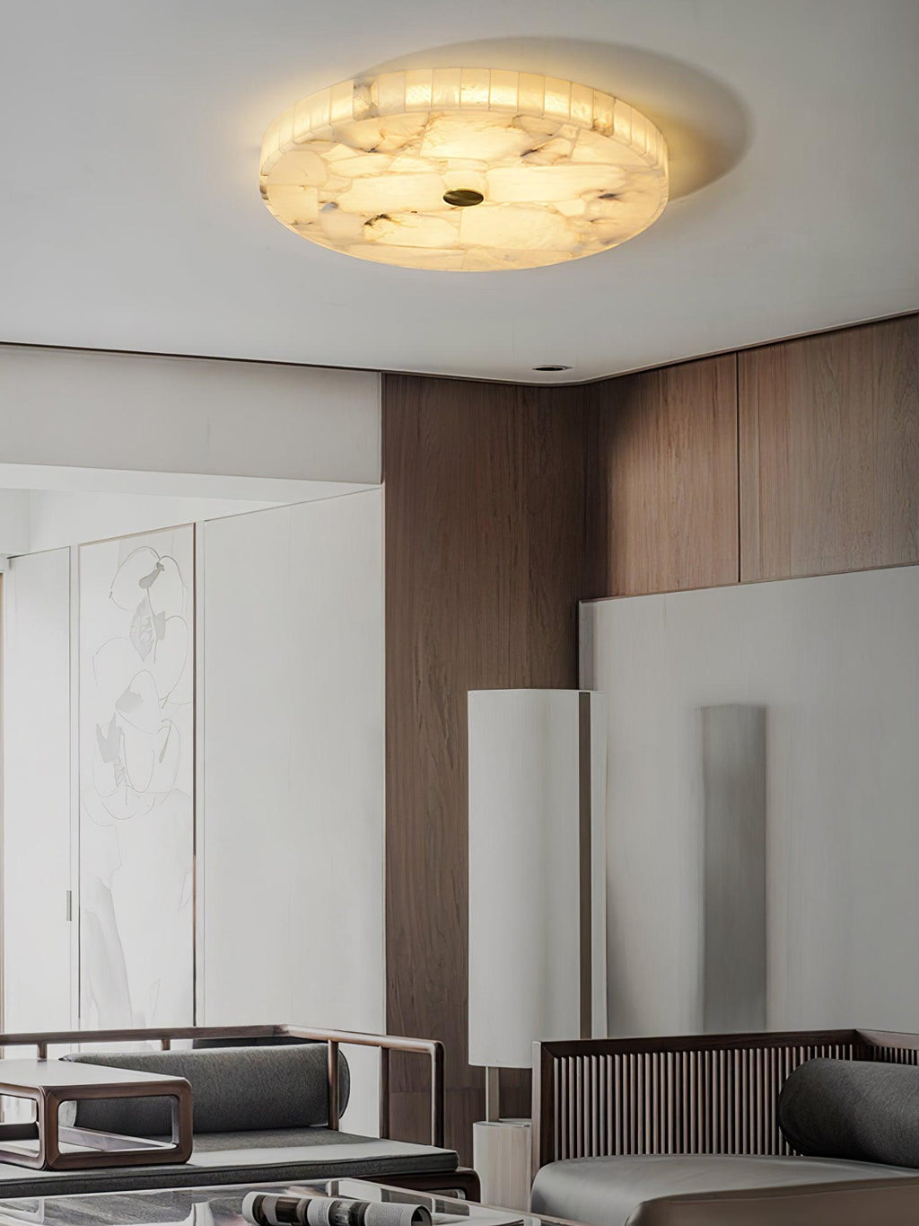 Elegancka lampa sufitowa Alabaster z białym i złotym wykończeniem