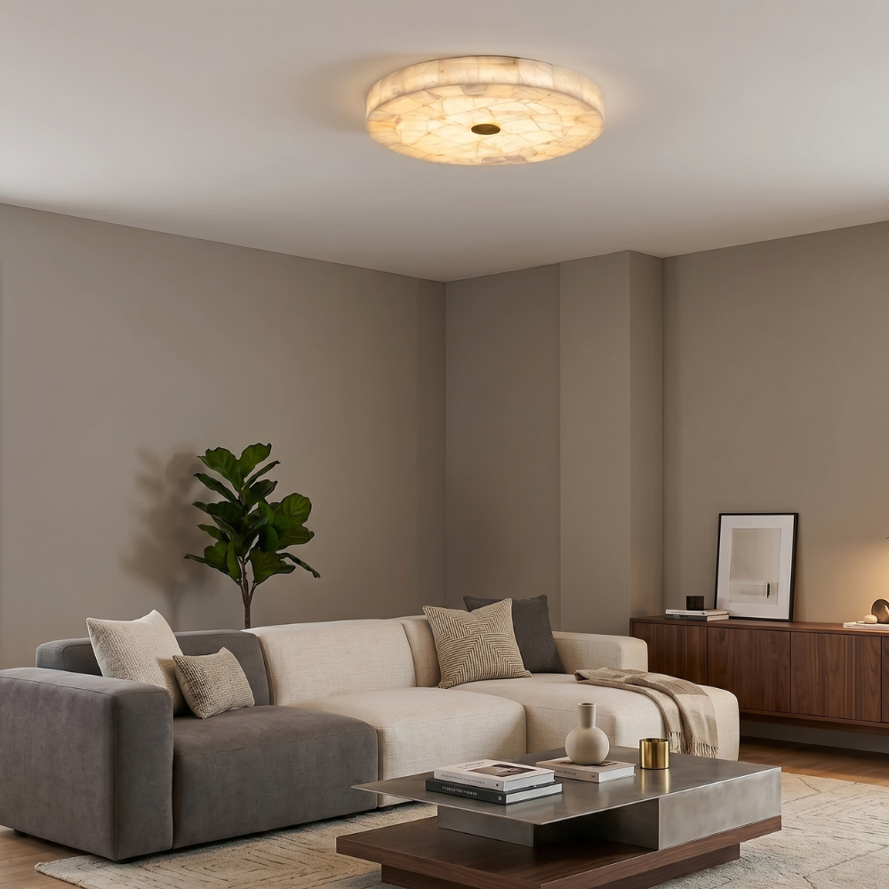 Elegancka lampa sufitowa Alabaster z białym i złotym wykończeniem