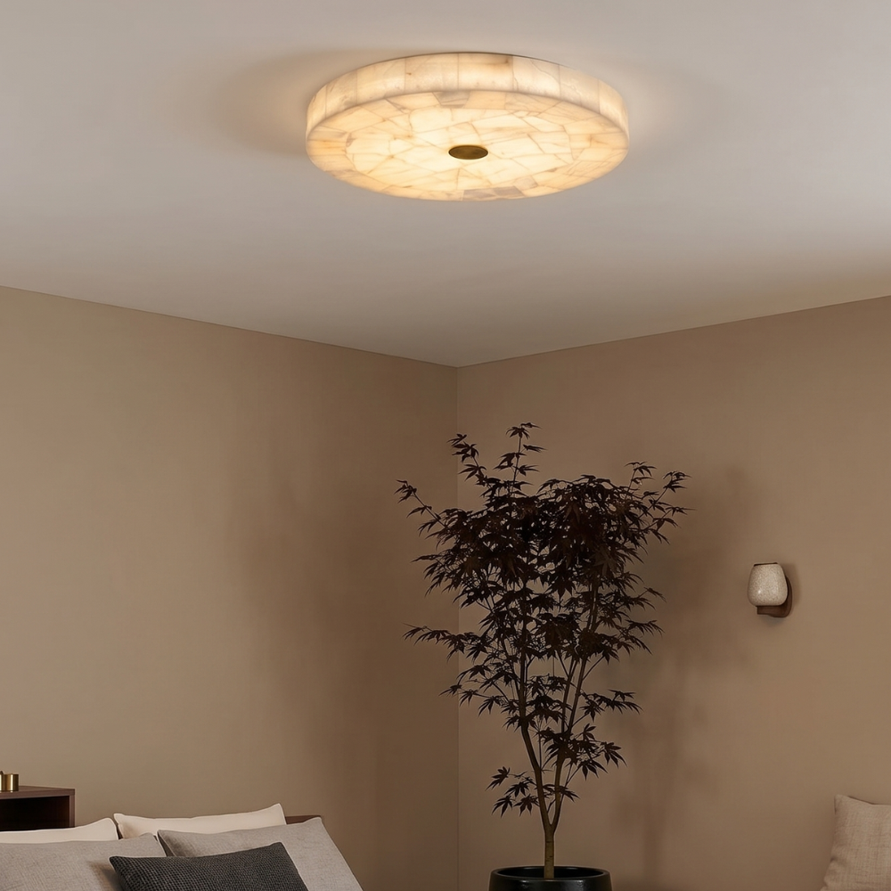 Elegancka lampa sufitowa Alabaster z białym i złotym wykończeniem