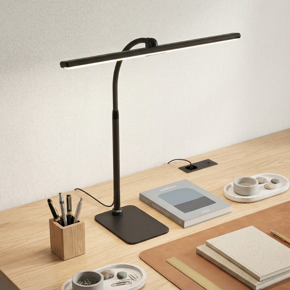 Schreibtischlampe mit weißem mattiertem Glas und schwanenhalsförmigem Arm, dimmbares Licht