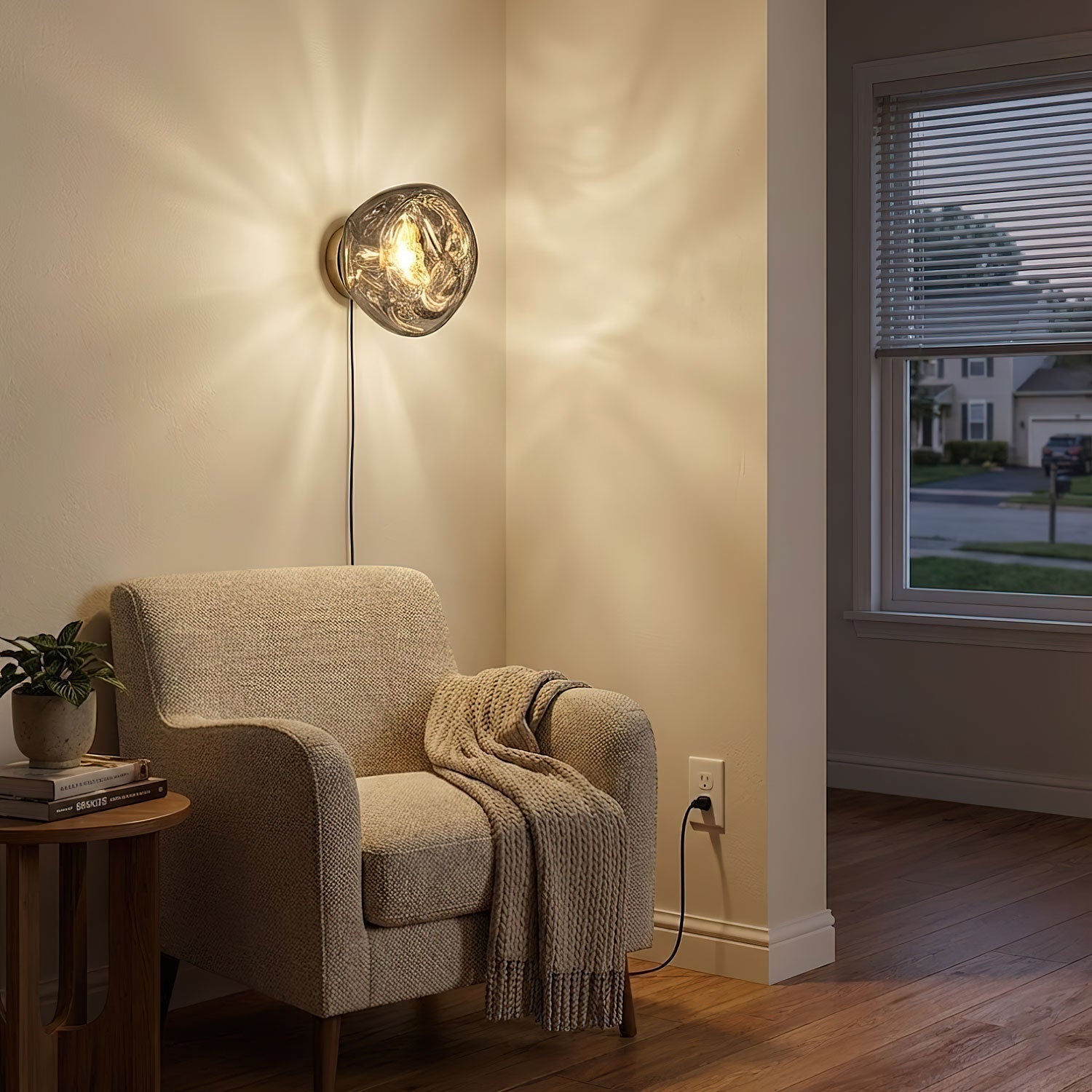 Lampada da parete LED moderna con finitura cromata ed effetto doppio | Meowbutter