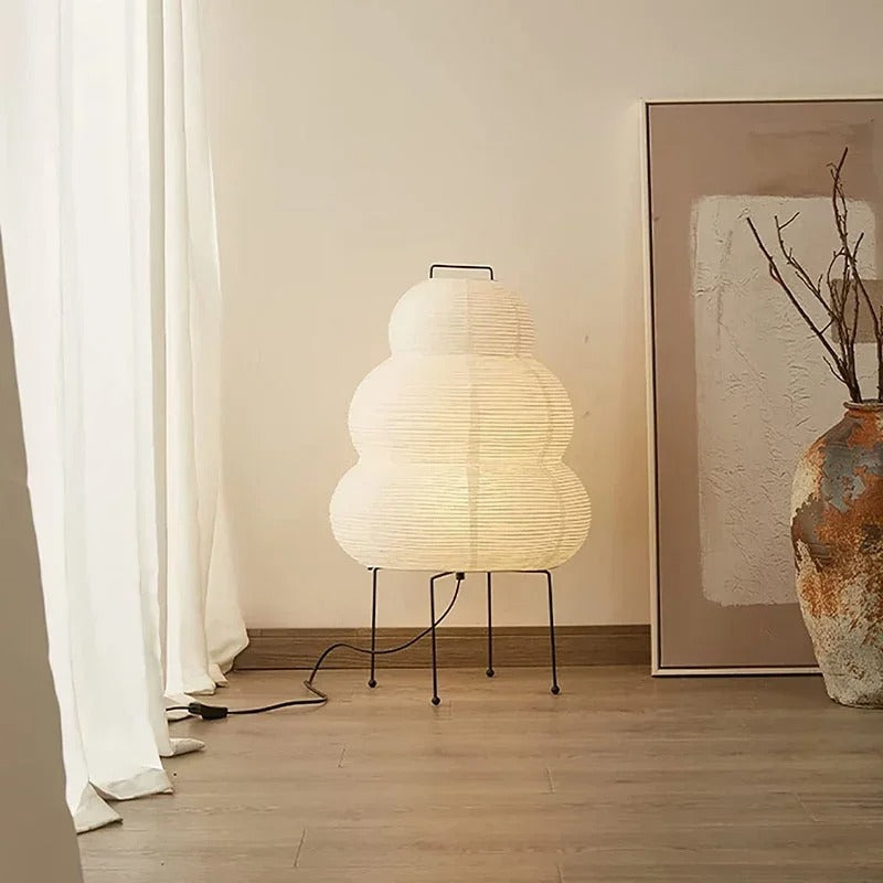 Lampadaire de style japonais avec lumière diffuse pour une ambiance calme