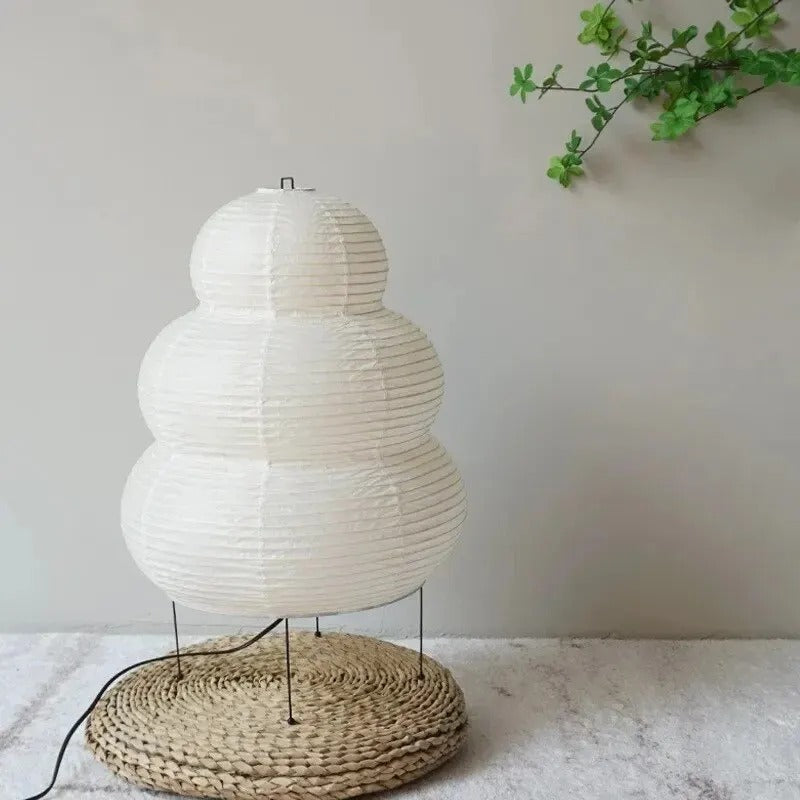 Lampadaire de style japonais avec lumière diffuse pour une ambiance calme