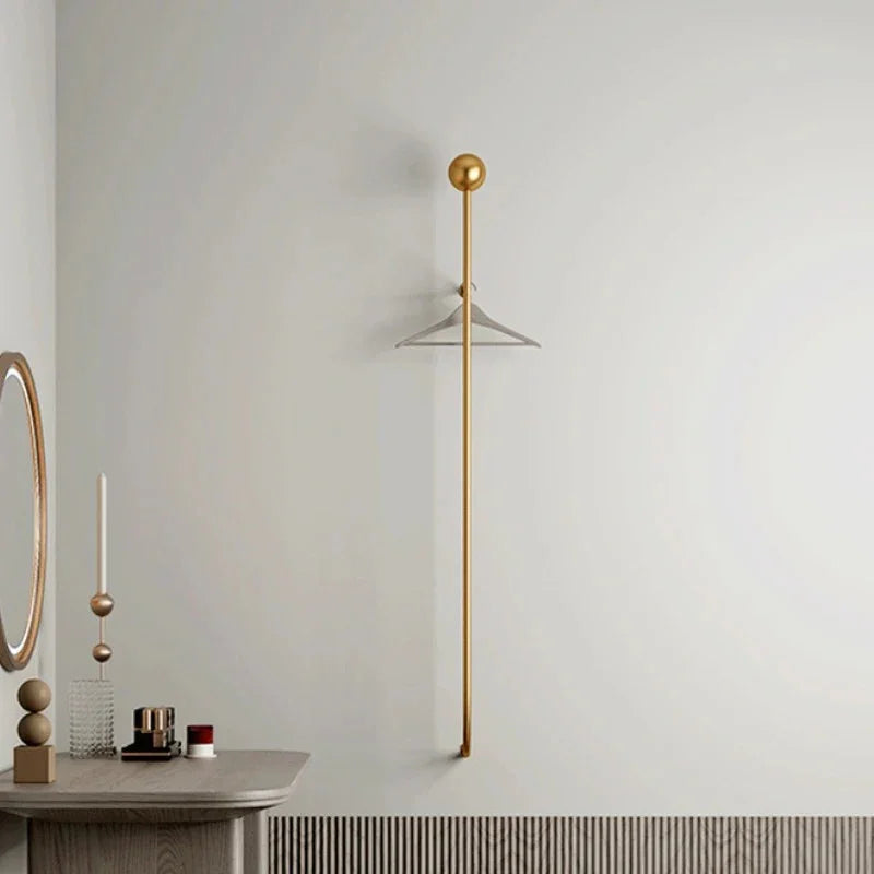 Væghængt minimalistisk tøjstativ med jernfinish i guld